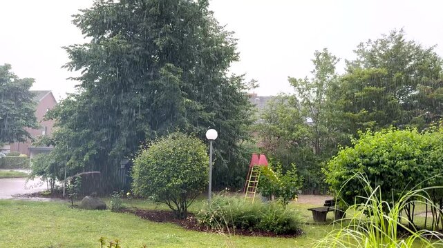 Schweres Unwetter Regenschauer und ablaufendes Regenwasser 