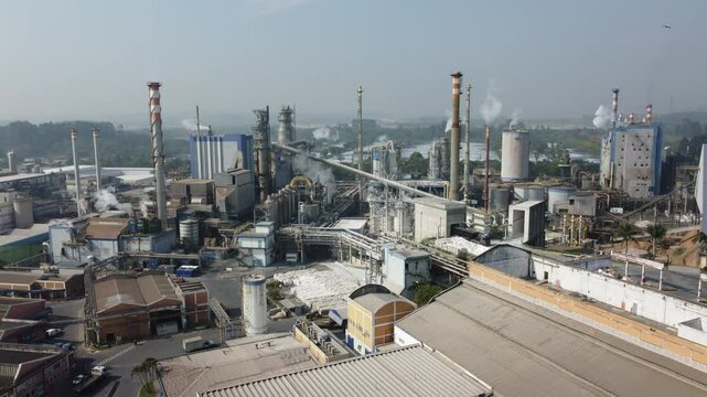 Vis&atilde;o a&eacute;rea de uma f&aacute;brica de papel e celulose em Suzano, S&atilde;o Paulo, Brasil