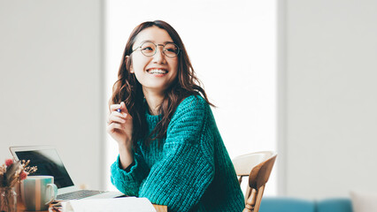 デスクワークをする笑顔の女性
