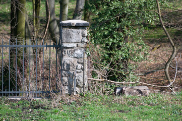 Steinpfosten mit Gitter