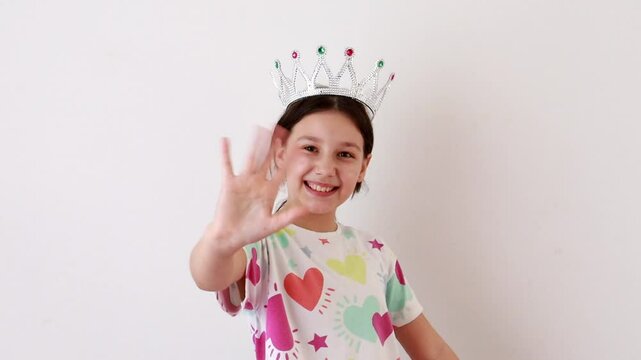 Menina pr&eacute; adolescente sorridente usa coroa de princesa 