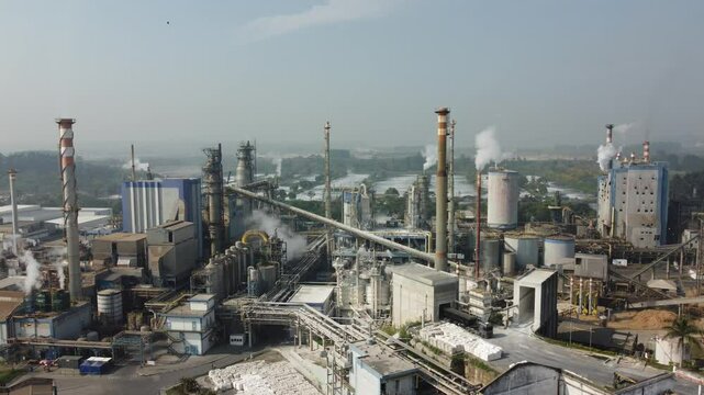 Vis&atilde;o a&eacute;rea de uma ind&uacute;stria de papel e celulose com vista para as chamin&eacute;s, caldeiras e poluentes.