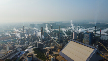 Visão aérea de uma fábrica de papel e celulose em Suzano, São Paulo, Brasil