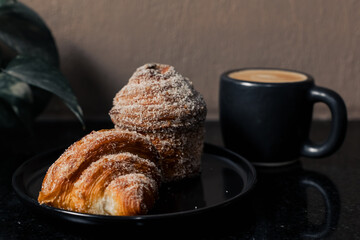 Delicioso café con pan en un mostrador