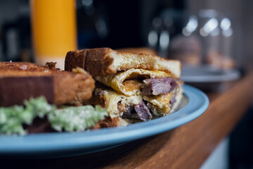 Sandwich de omelette con carne