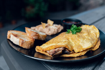 Omelette de champiñones acompañados de frijol y pan 