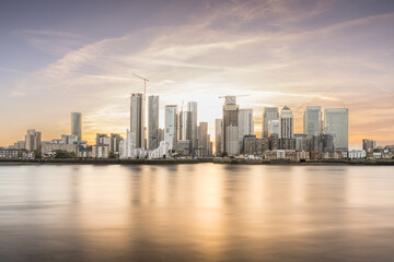 Obraz premium Canary Wharf at Sunset from the Greenwich Peninsula