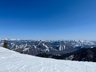 Obraz premium snowy mountain range in daylight