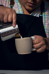 Preparacion de bebida con cafe y leche en maquina en una cafeteria Mexicana