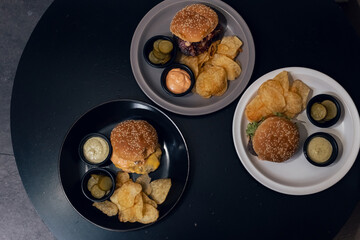 Hamburguesa de carne acompañada con papas caseras