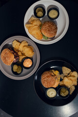 Hamburguesa de carne acompañada con papas caseras