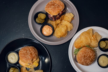 Hamburguesa de carne acompañada con papas caseras