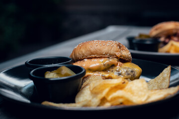 Hamburguesa de carne acompañada con papas caseras