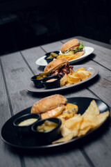 Hamburguesa de carne acompañada con papas caseras