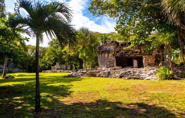 Obraz premium Xaman Ha Maya Ruins archeological site Playa del Carmen Mexico.