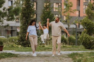 Obraz premium happy family is relaxing in the city park