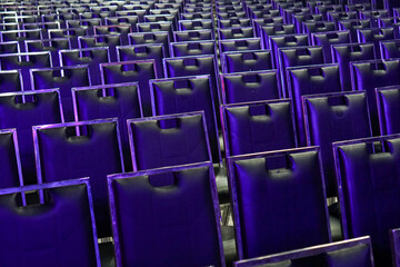 Obraz premium The atmosphere of a large conference room with rows of chairs.