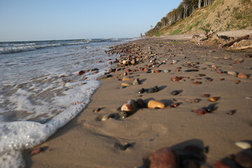 Plaża piasek kamyki morze