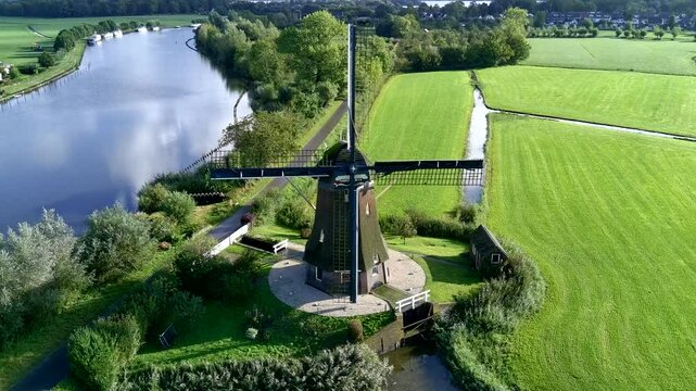 Windm&uuml;hle Windpumpe am Kanal in Holland Niederlande traditionell panorama