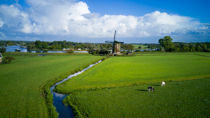 Windmühle Windpumpe am Kanal in Holland Niederlande traditionell panorama