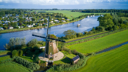 Windmühle Windpumpe am Kanal in Holland Niederlande traditionell panorama
