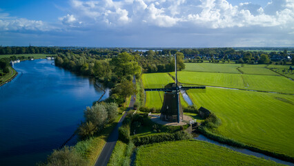 Windmühle Windpumpe am Kanal in Holland Niederlande traditionell panorama