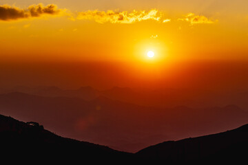 pôr do sol na cidade de Alto Caparaó, Estado de Minas Gerais, Brasil 