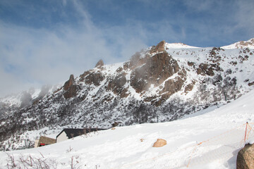 Centro de ski en una montaña nevada