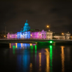 Fototapeta premium The Custom House in Dublin 1 glows beautifully during the Christmas season, with festive lights illuminating its grand neoclassical facade. 