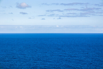 Obraz premium Photograph of the sea horizon against a blue sky.