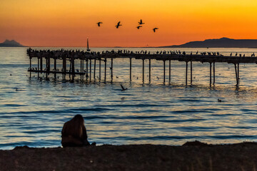 mirando el atardecer