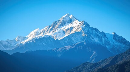 Obraz premium A mountain range with a blue sky in the background