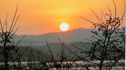 Fototapeta premium 해가 지는 겨울 시골 풍경