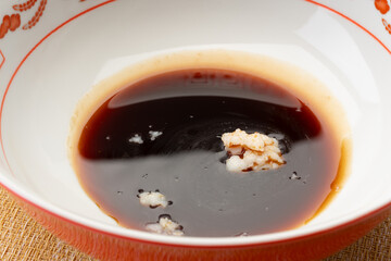 お湯を入れる前のラーメンのスープ