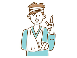 腕を三角巾で吊って、頭に包帯を巻いて笑顔で指差しする若い男性
