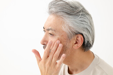 肌を気にする男性