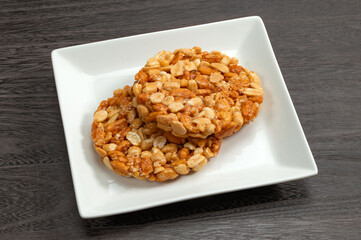 硬い和菓子の煎餅、ピーナッツ太鼓