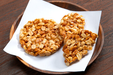 硬い和菓子の煎餅、ピーナッツ太鼓