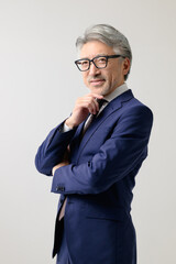 腕組みをするビジネスマン