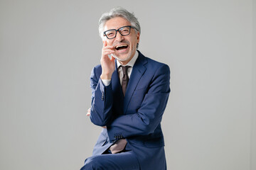 椅子に座って腕を組むビジネスマン