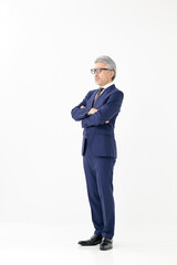 腕を組むビジネスマン