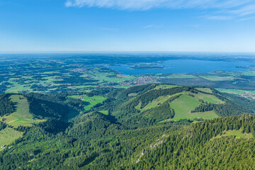 Fototapeta premium Das oberbyerische Alpenvorland rund um den Chiemsee von oben