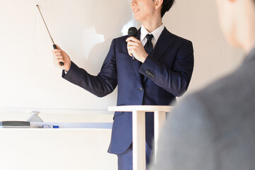 セミナーでプレゼンする男性講師と受講生