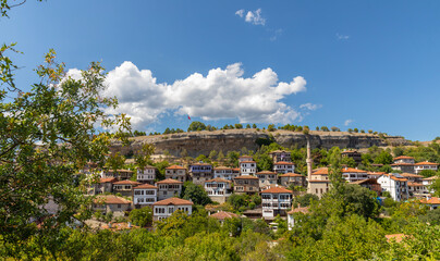 Obraz premium Traditional Ottoman Houses in Safranbolu. Safranbolu UNESCO World Heritage Site. Old wooden mansions turkish architecture. Safranbolu landscape view.