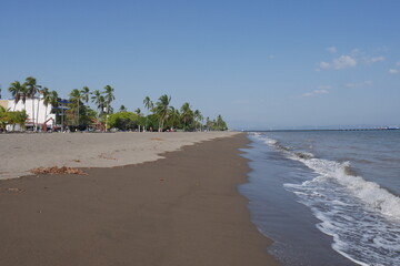 Strand an der Küste in Puntaremas in Costa Rica mit Palmen