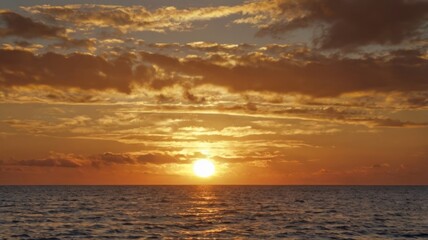 Obraz premium Golden Sunset over the Ocean