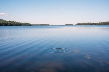 Kleine Wellen auf einer Wasseroberfläche