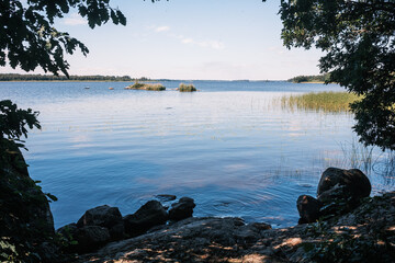 Am Ufer mit Blick auf einen See. Schweden