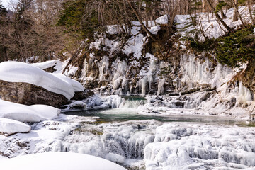 北海道芦別市、雪と氷柱に覆われた冬の三段滝【2月】