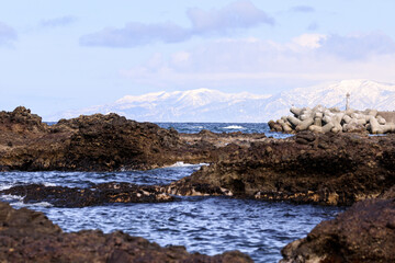 北海道寿都町、美谷の海岸から積丹岳を望む【3月】